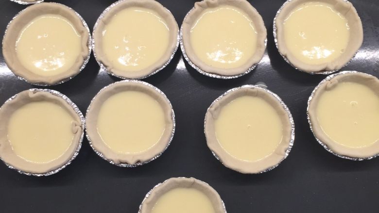 葡式蛋挞,放入模型中（我的模型有点小，所以将就用了），挞皮和模型贴合好，倒入挞水