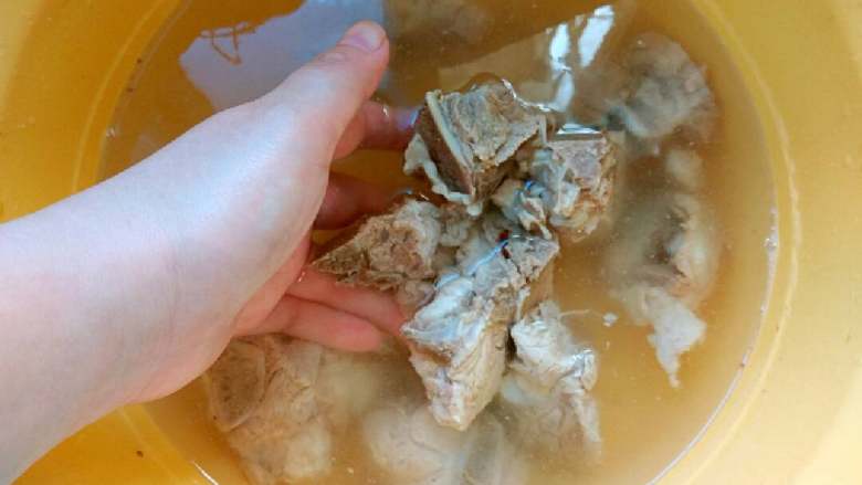 冬瓜排骨汤,捞出后的排骨放清水中洗去浮沫,沥干待用。