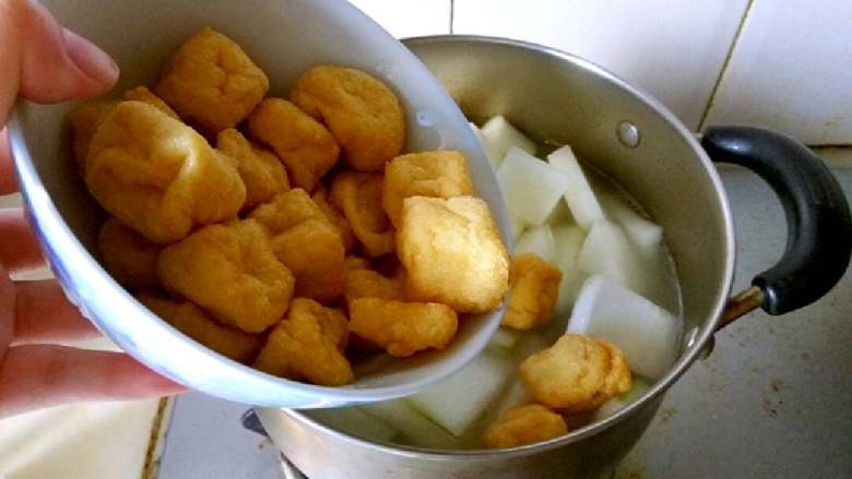 冬瓜排骨汤,加入油豆腐,中火煮八分钟。