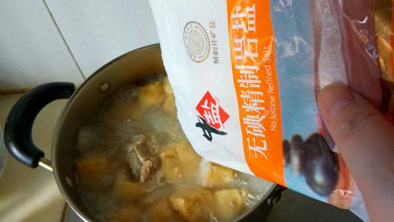 冬瓜排骨汤,冬瓜油豆腐煮熟后,加入盐适量。