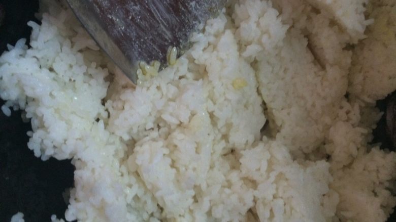 蛋炒饭🍚,油热之后倒上米饭(翻炒一下)