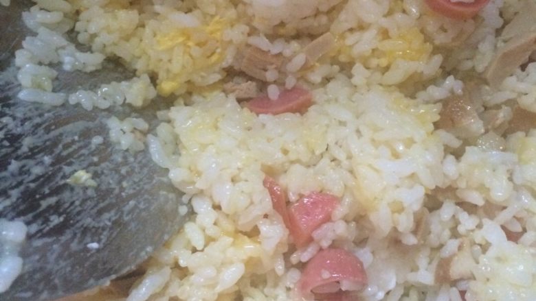 蛋炒饭🍚,翻炒一下,等到鸡蛋熟了的时候就可以出锅啦!