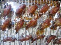 【BBQ甜辣烤翅】鸡翅怎么做都好吃系列,送入预热好180℃的烤箱中层,总共大约烤40-45分钟
每烤15分钟取出翻面,在表面再刷一层料汁,差不多3次正好刷完