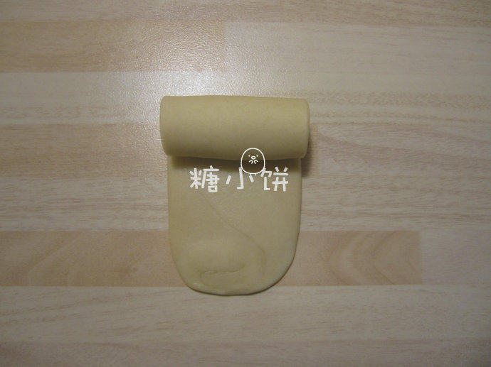 中式酥皮点心【莲花酥】油炸版无需烤箱,取第一个做好的面卷再次擀开,再次卷起来,同理依次做好其它的。