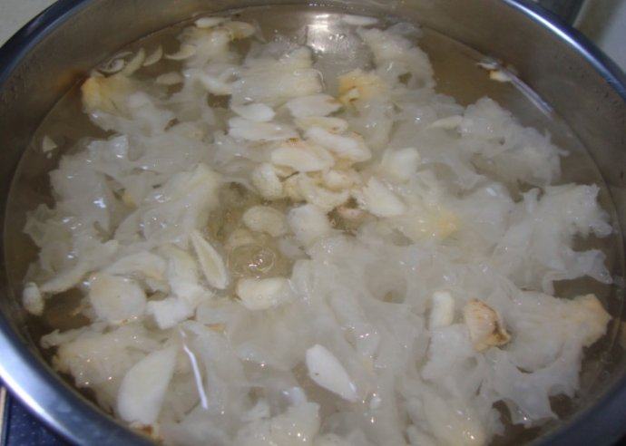 #夏天的味道#银耳百合甜汤,水开后一起煮熟，喜欢吃脆口的煮10分钟即可，喜欢吃软一点的可以煮时间长一些