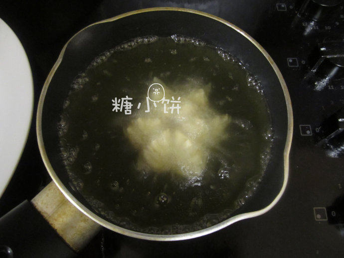 中式酥皮点心【莲花酥】油炸版无需烤箱,锅内的油量要足以没过生坯,油的温度控制在生坯入锅时能冒出不是非常密集的大泡。花瓣会慢慢地自然打开,这时候如果用筷子轻轻碰一下会发现花瓣是软的。