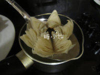 中式酥皮点心【莲花酥】油炸版无需烤箱,最后花瓣全部打开,这时可以调整一下火候,花瓣全部打开以后再炸几分钟,炸至花瓣定型