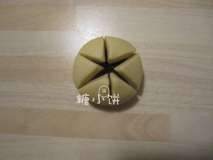 中式酥皮点心【莲花酥】油炸版无需烤箱,包入15G豆沙馅,跟包红豆包一样,收口朝下放置,在表面割三刀,中间割得深一点边缘割得浅一点。