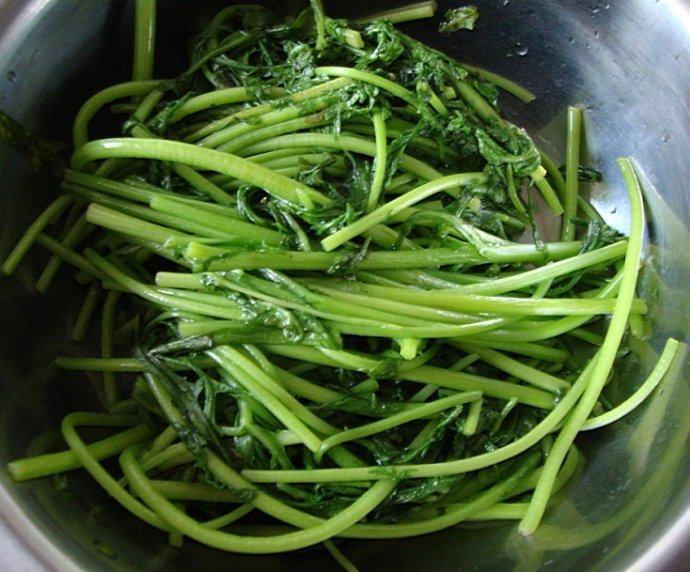 #夏天的味道#清淡家常菜——上汤茼蒿 ,水中加盐、油,吧茼蒿焯一下,变色后捞出