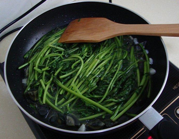 #夏天的味道#清淡家常菜——上汤茼蒿 ,倒入一小碗白开水,加盐,下入茼蒿稍煮一下即可