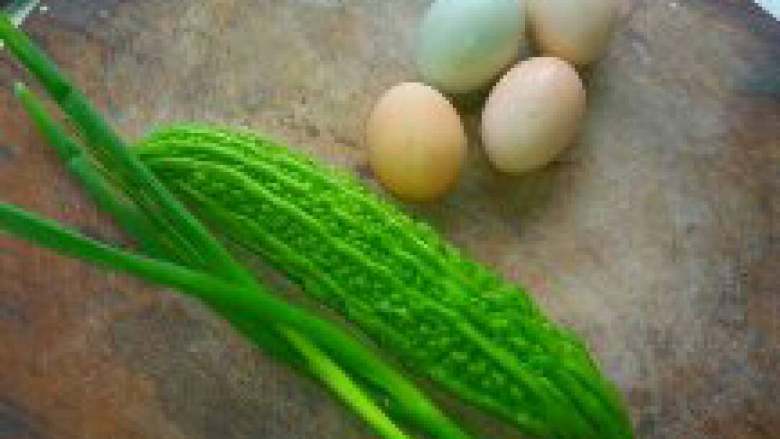 苦瓜煎蛋,苦瓜，小葱，鸡蛋，洗净。待用