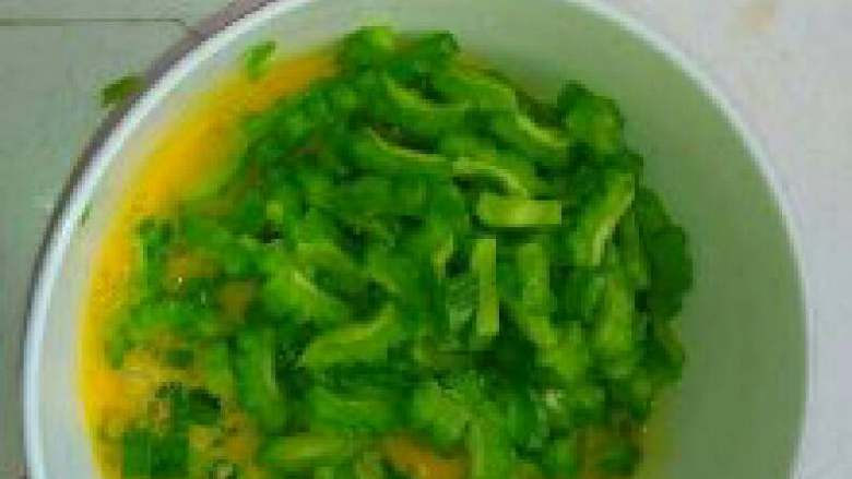 苦瓜煎蛋,苦瓜，葱切碎，鸡蛋打散，放在一起加点盐，搅拌均匀