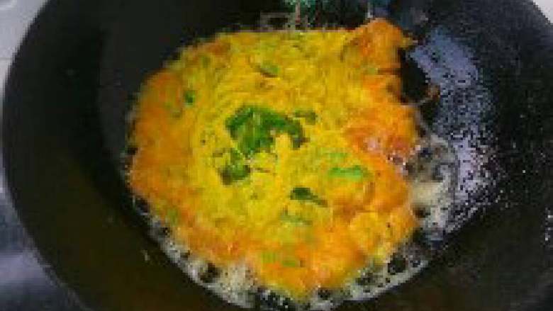 苦瓜煎蛋,
4.
倒入苦瓜，平摊。

