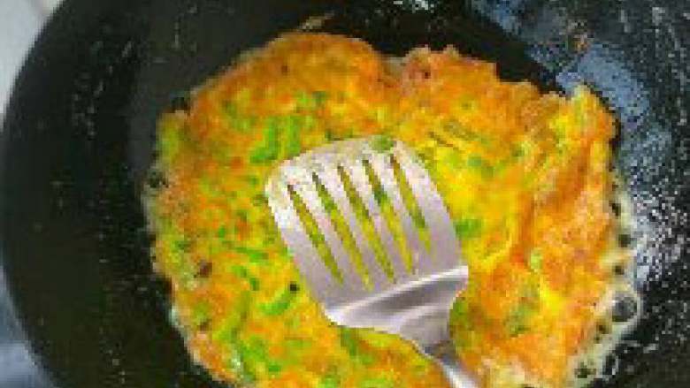 苦瓜煎蛋,
摊至两面金黄，无蛋液。