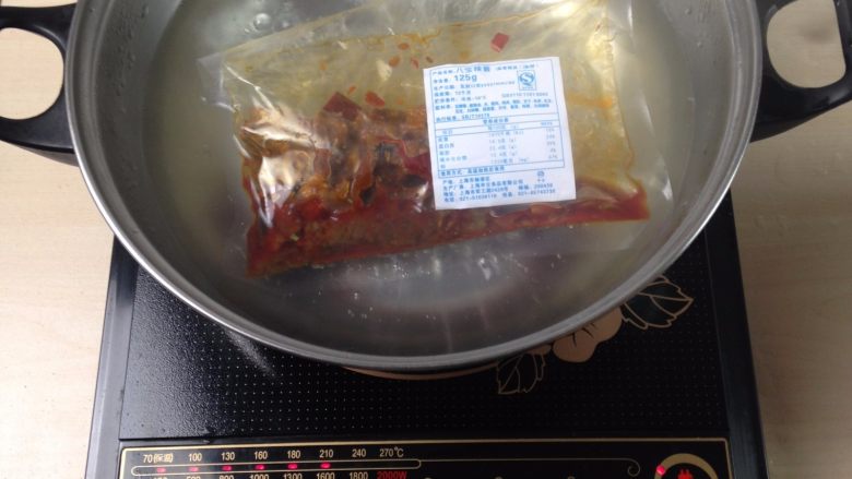 八宝辣酱拌面,料理包放入水中带包装水煮加热10分钟