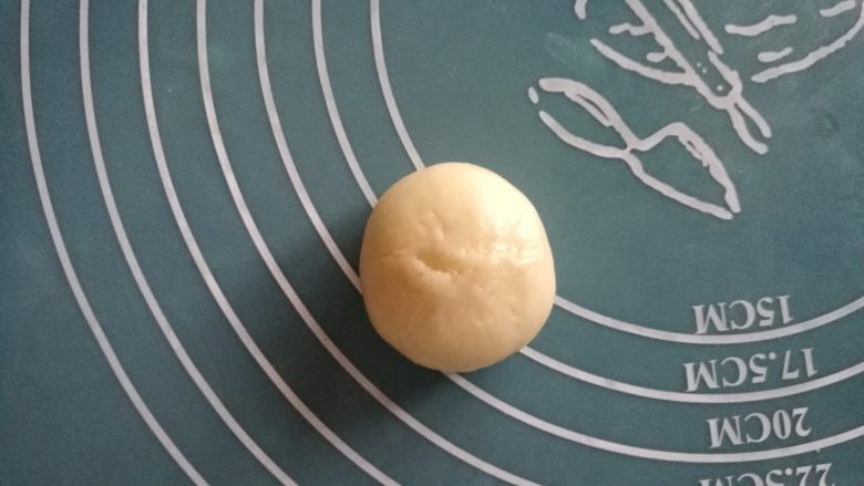核桃仁玫瑰酥饼,口收好,收口朝上放置。