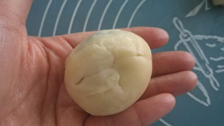 核桃仁玫瑰酥饼,口收好后,收口向下放置。
