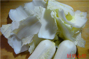 升级版醋溜白菜,大白菜只取第4-5层的菜帮,太靠近内心的菜心就不用了
醋溜白菜年年做 <wbr>冬天不吃心不平