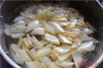 升级版醋溜白菜,为了去掉油腻,炸制后的白菜焯水后捞出。