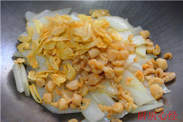 升级版醋溜白菜,另起锅,放油爆香蒜粒,放入白菜;大蒜片;干贝;海米炒匀