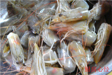 海鲜炒饭,海虾洗净后,掐下虾头,煮汤用
