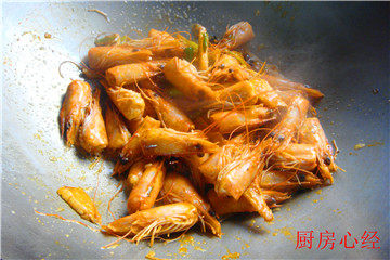 海鲜炒饭,开始煮虾头汤,起锅填油爆香葱姜八角
,放入洗净的虾头,炒出红油。