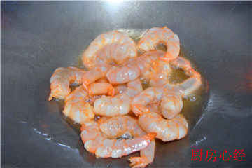 海鲜炒饭,锅中放一手勺的油,将虾仁滑熟以后捞出备用。