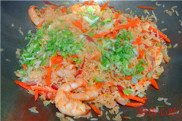 海鲜炒饭,倒入蒸好的海鲜米饭翻炒均匀,然后,倒入蒸好的干贝;海米;鲜虾仁。在调入盐;胡椒粉。最后撒入葱花即可出锅。