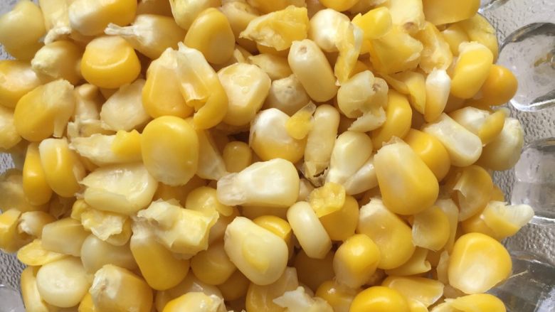 玉米🌽三文鱼牛奶浓汤🍲！,玉米🌽隔水蒸熟！