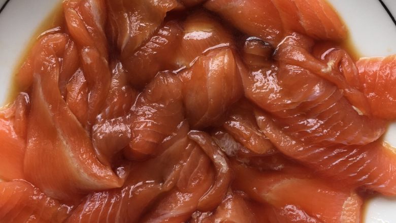 玉米🌽三文鱼牛奶浓汤🍲！,三文鱼加生抽和盐调味