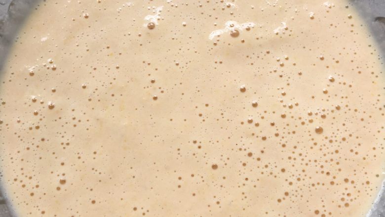 玉米🌽三文鱼牛奶浓汤🍲！,玉米🌽三文鱼牛奶一起拌匀成浓稠的汤！可以食用了！