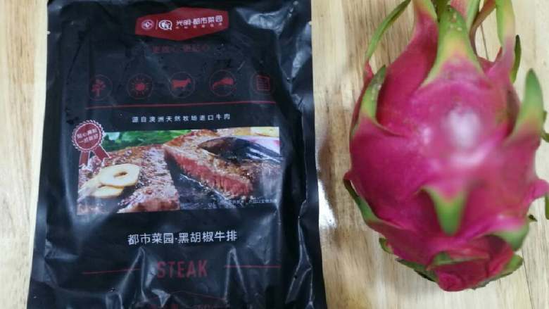 黑椒牛肉彩椒火龙果#夏天的味道#,食材:为了方便与口感牛肉用任何袋装原味都行,火龙果