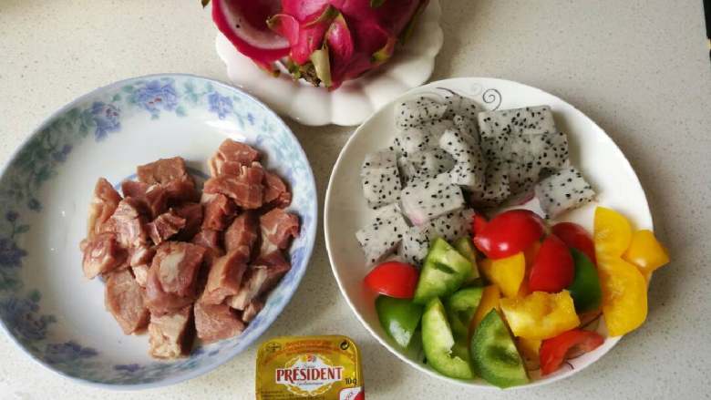 黑椒牛肉彩椒火龙果#夏天的味道#,牛肉洗下稍柠水份切粒+火龙果切粒+彩椒粒。火龙果壳可作装饰留用