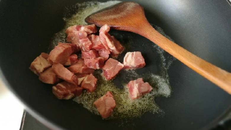 黑椒牛肉彩椒火龙果#夏天的味道#,把牛肉粒下锅炒