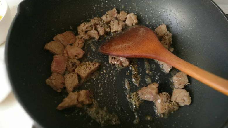 黑椒牛肉彩椒火龙果#夏天的味道#,牛肉粒炒变色放适量黑胡椒粒继续翻炒几下