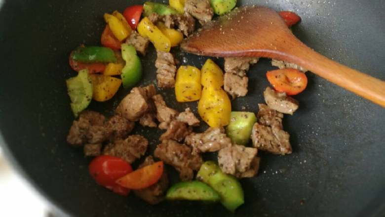 黑椒牛肉彩椒火龙果#夏天的味道#,加入彩椒粒,少许盐翻炒一分左右关火再继续用余温炒几下