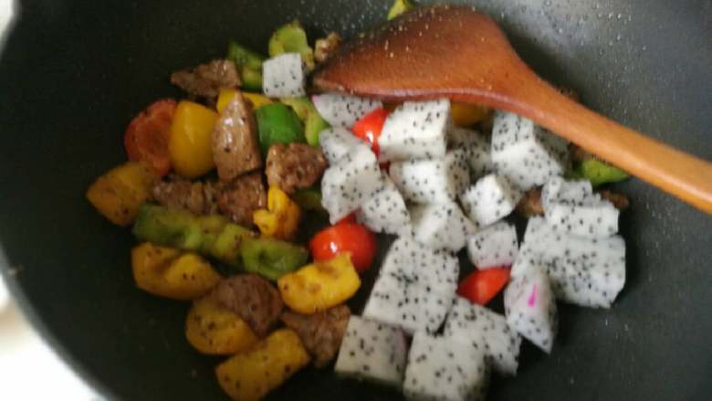 黑椒牛肉彩椒火龙果#夏天的味道#,最后放火龙果粒