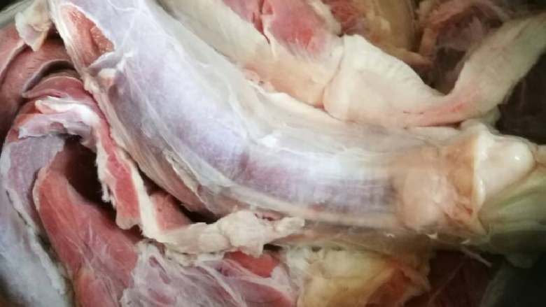 五香牛腱,牛腱冷水浸泡二小时去血水后洗净,锅内冷水下牛腱煮沸关火。