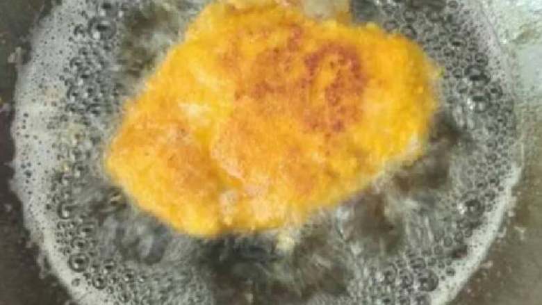 芝士酱鸡排,平底锅中放入适量的食用油,烧至7成热的时候,将鸡排放进去油炸,炸制2面金黄即可。