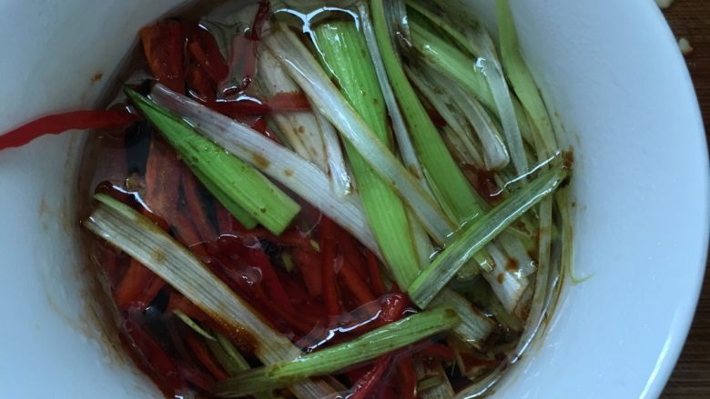 #年夜饭#“年年有余”清蒸银鲳鱼,微波炉加热到端出来的油有点冒泡,蒜苗丝有点变软即可。