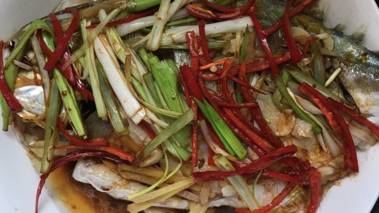 #年夜饭#“年年有余”清蒸银鲳鱼,将微波好的调料均匀的铺在蒸好的鱼盘上,淋上酱汁即可。