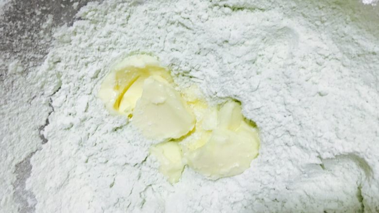 藤田千秋的抹茶红豆司康,A材料中,加入软化后的<a style='color:red;display:inline-block;' href='/shicai/ 887'>黄油</a>