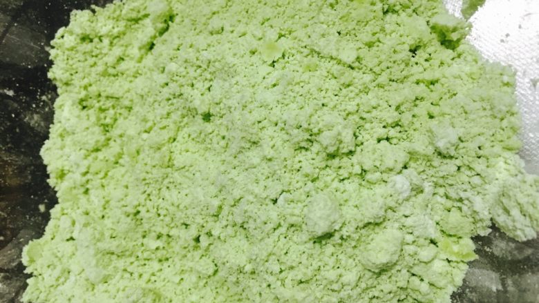 藤田千秋的抹茶红豆司康,永指尖撮至与面团融合,加入黄油的面团颜色变得漂亮了