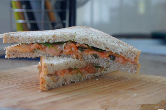 #夏天的味道#烟熏三文鱼三文治,很简单吧，健康的烟熏三文鱼三文治就做好了！