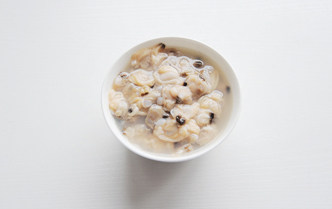 #夏天的味道#一抹鲜【海鲜小豆腐】,生蛤蜊用手抚触一下,去掉杂质、碎壳;