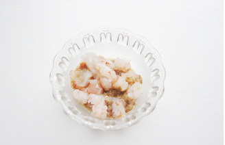#夏天的味道#一抹鲜【海鲜小豆腐】,红虾去壳切成段;