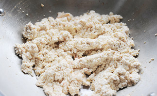 #夏天的味道#一抹鲜【海鲜小豆腐】,加入豆腐泥略微翻炒;