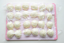 #夏天的味道#榴莲小餐包,发酵好的面团取出排气后分割成50g-60g一个的面团,滚圆并盖保鲜膜松弛20分钟;