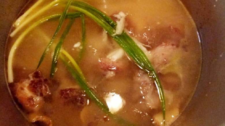 鸭汤泡炒米+#夏天的味道#,高压锅放入适量的水,加入鸭肉,料酒,生姜片,适量的盐,一点点白糖和2-3棵<a style='color:red;display:inline-block;' href='/shicai/ 3250'>葱</a>压至入味。