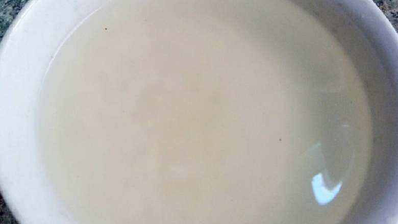 鸭汤泡炒米+#夏天的味道#,用开水冲泡30分钟,沥干再用开水冲泡20分钟。
